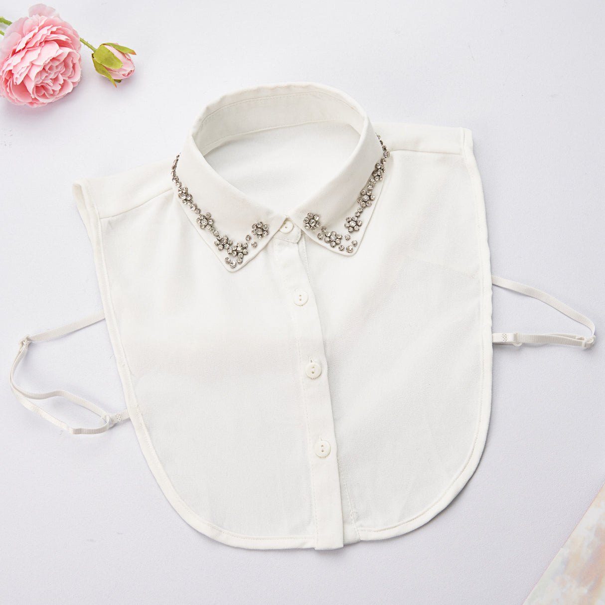 طوق ديكي مزين بزهرة من أحجار الراين