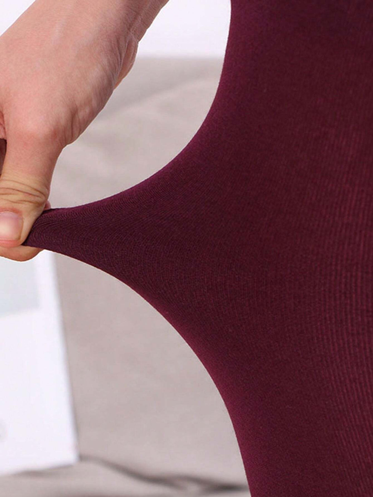 جوارب طويلة من الصوف باللون الأحمر للنساء