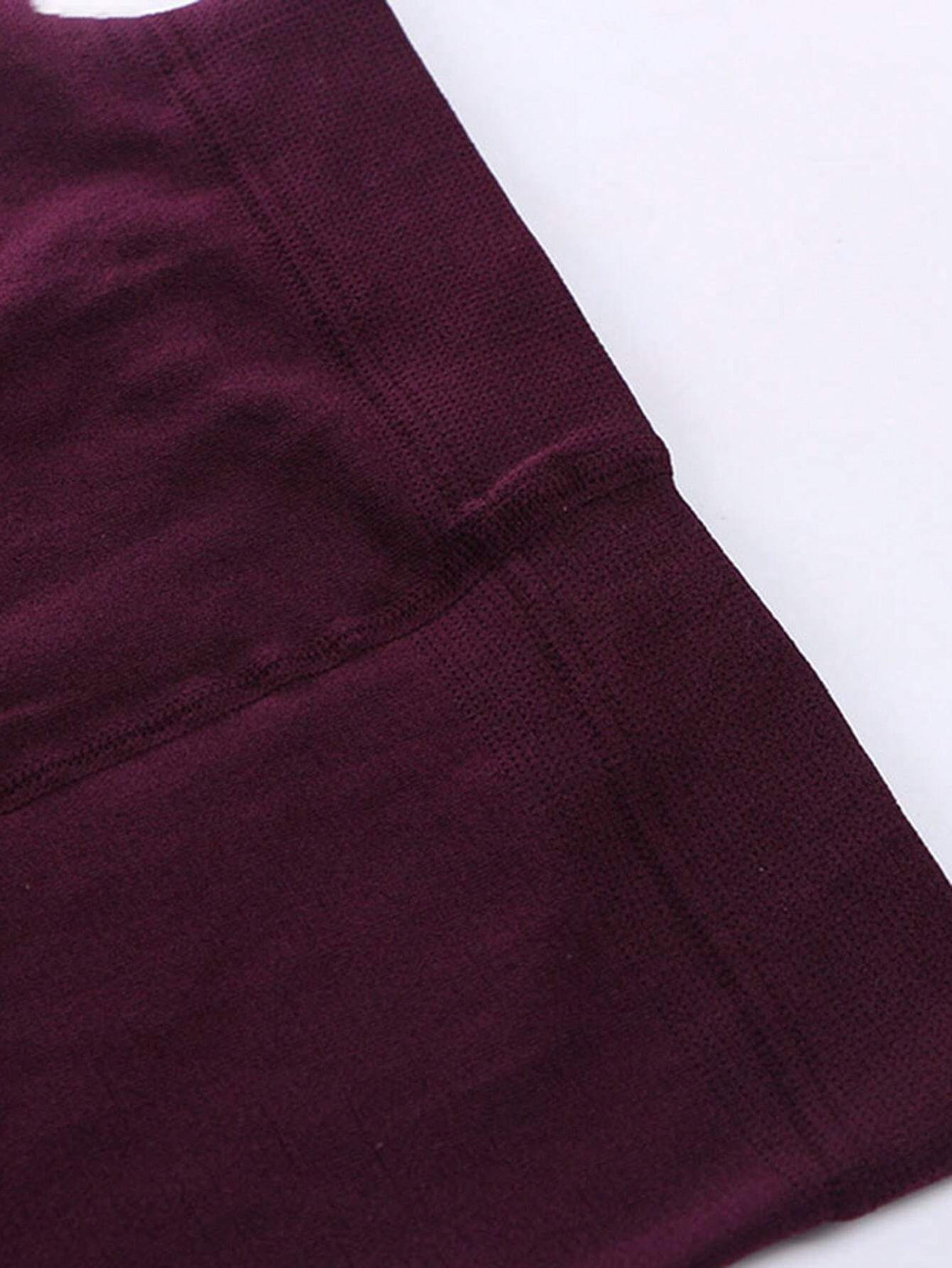 جوارب طويلة من الصوف باللون الأحمر للنساء