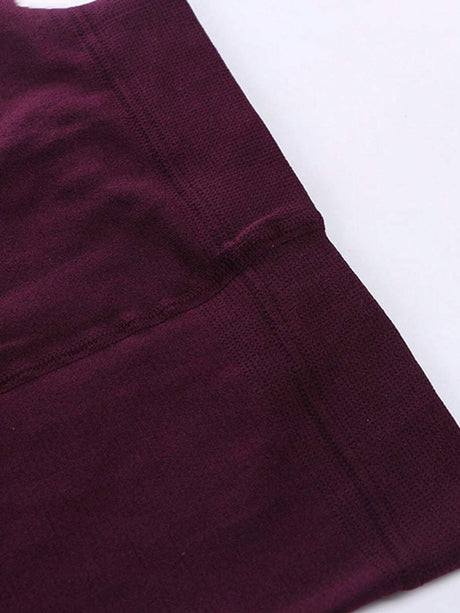 جوارب طويلة من الصوف باللون الأحمر للنساء