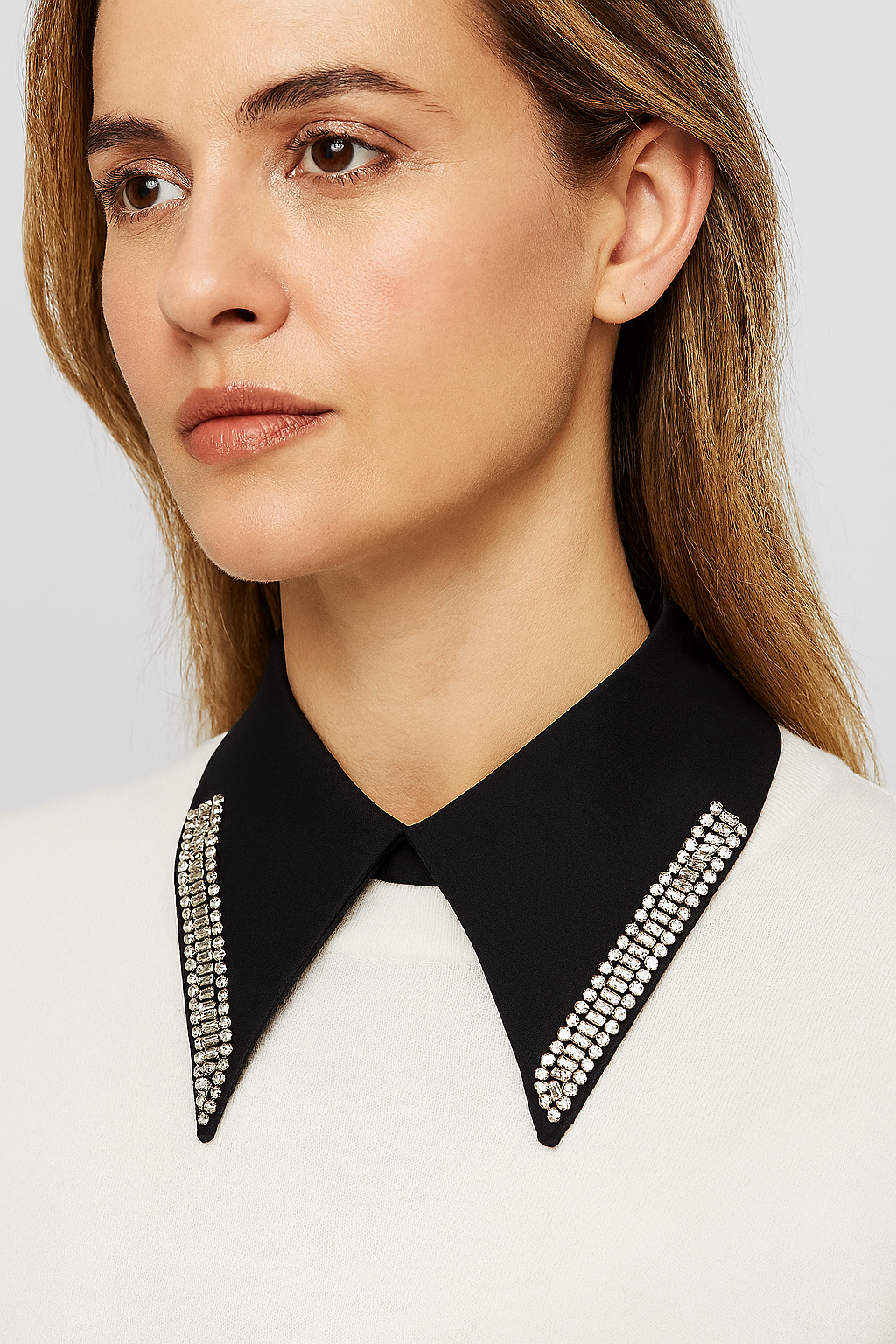 طوق كريستال مزين باللؤلؤ