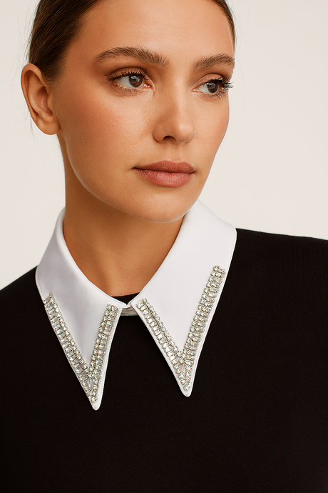 طوق كريستال مزين باللؤلؤ