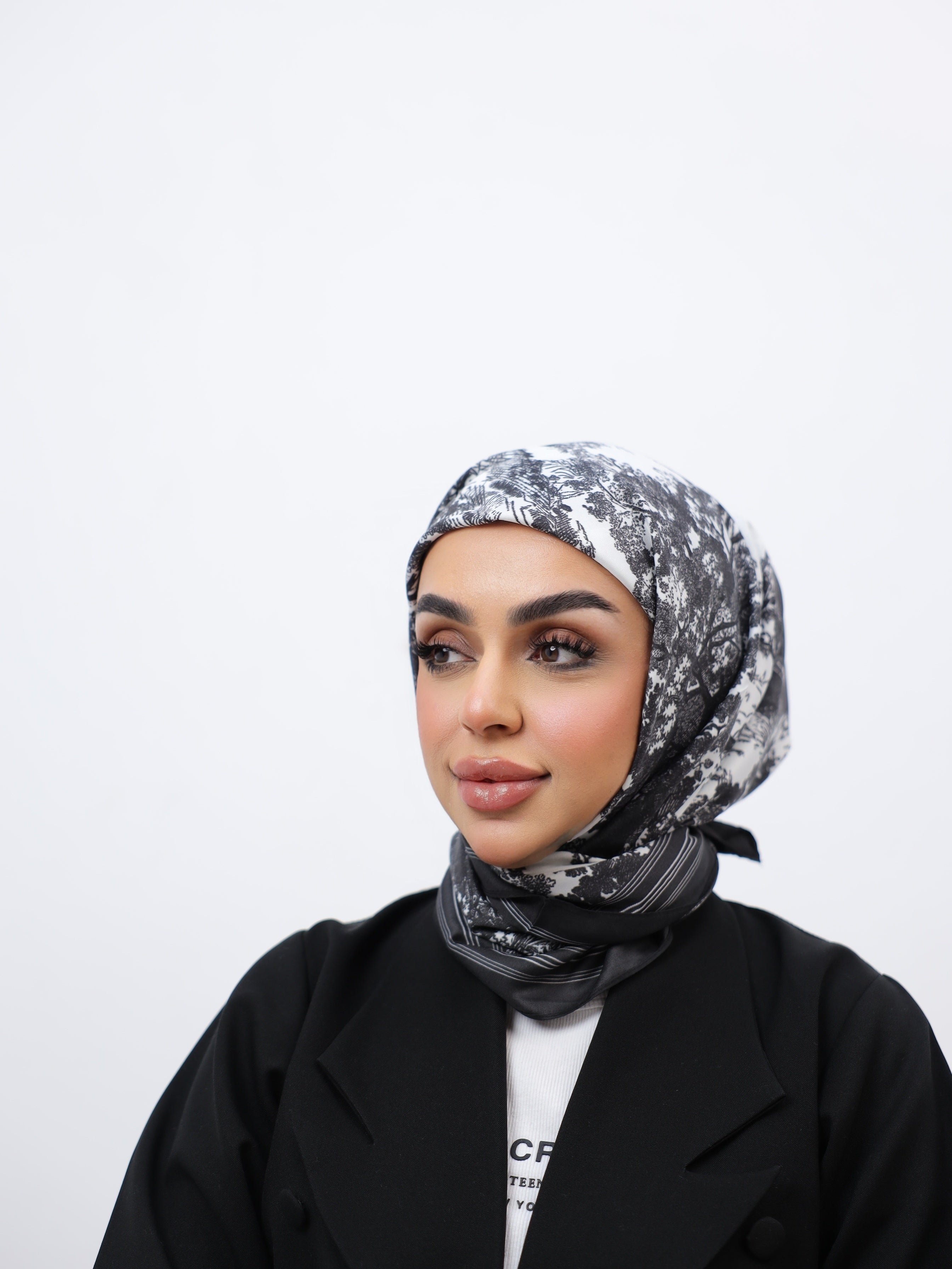 وشاح مربع بطبعة حيوانية متعدد الألوان