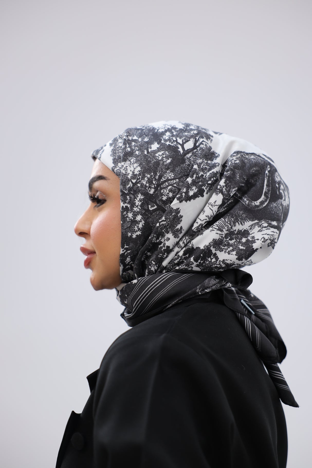 وشاح مربع بطبعة حيوانية متعدد الألوان