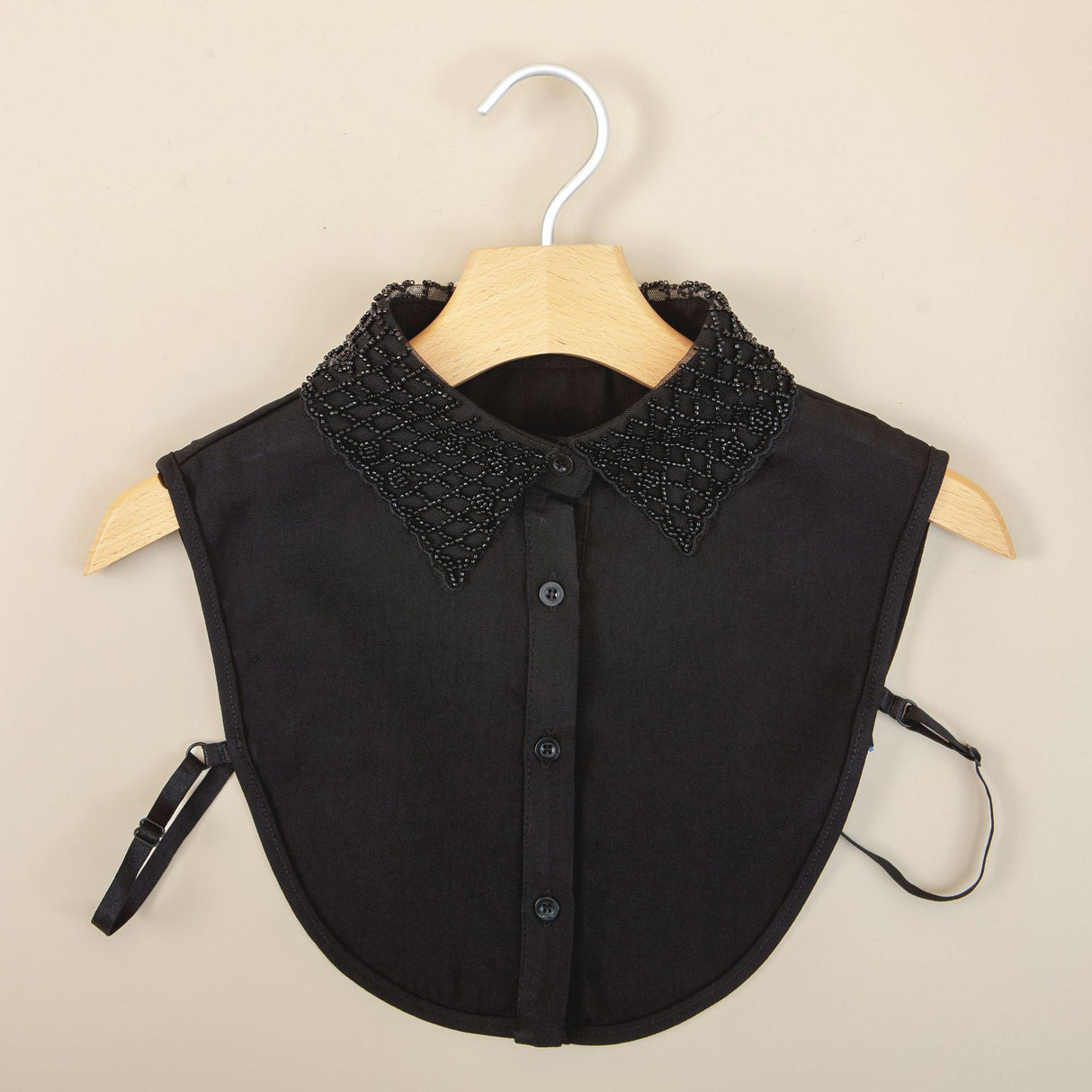 طوق ديكي مزين بأحجار الراين