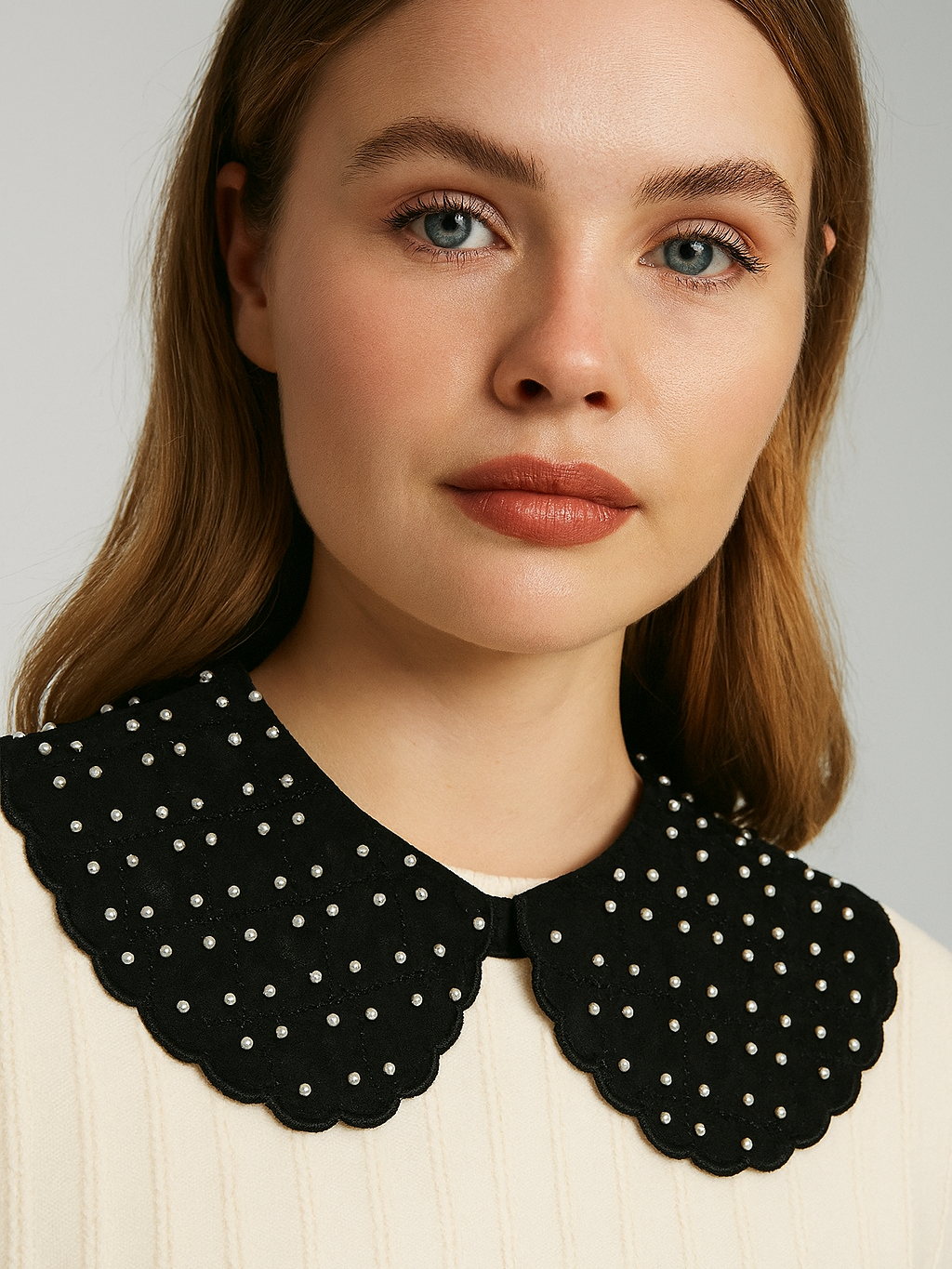 شال كريستالي بياقة وهمية