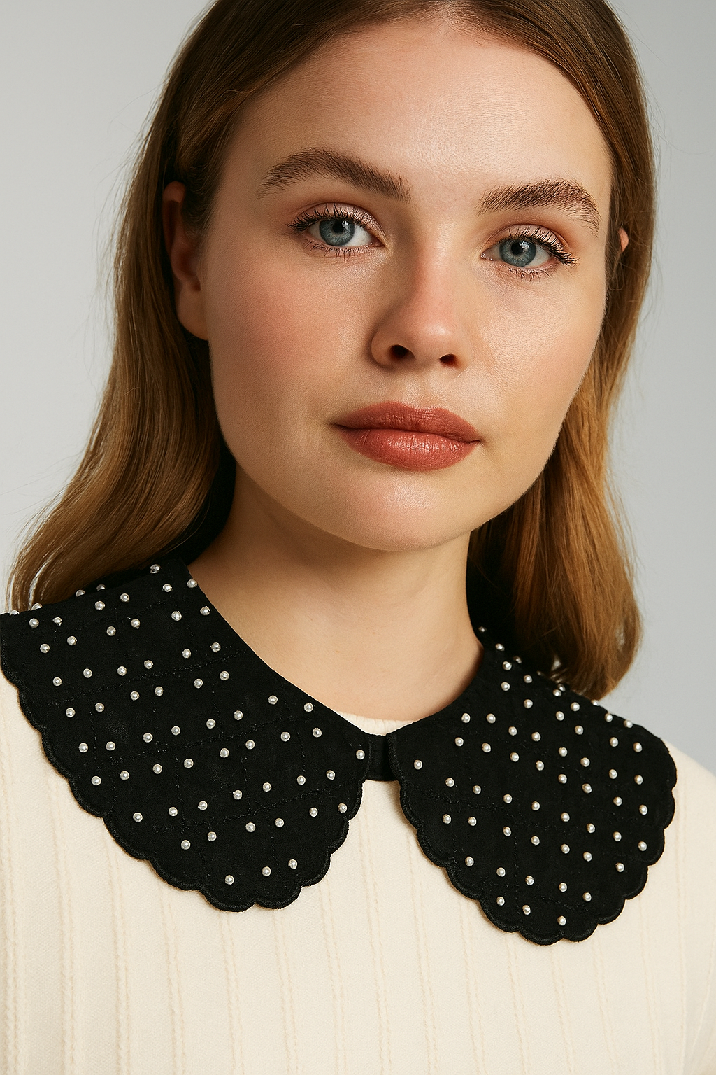 شال كريستالي بياقة وهمية