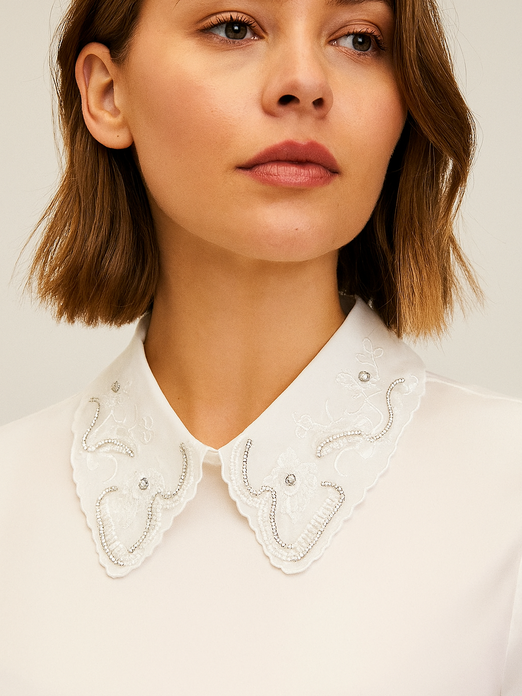 طوق كريستالي يدوي الصنع للنساء