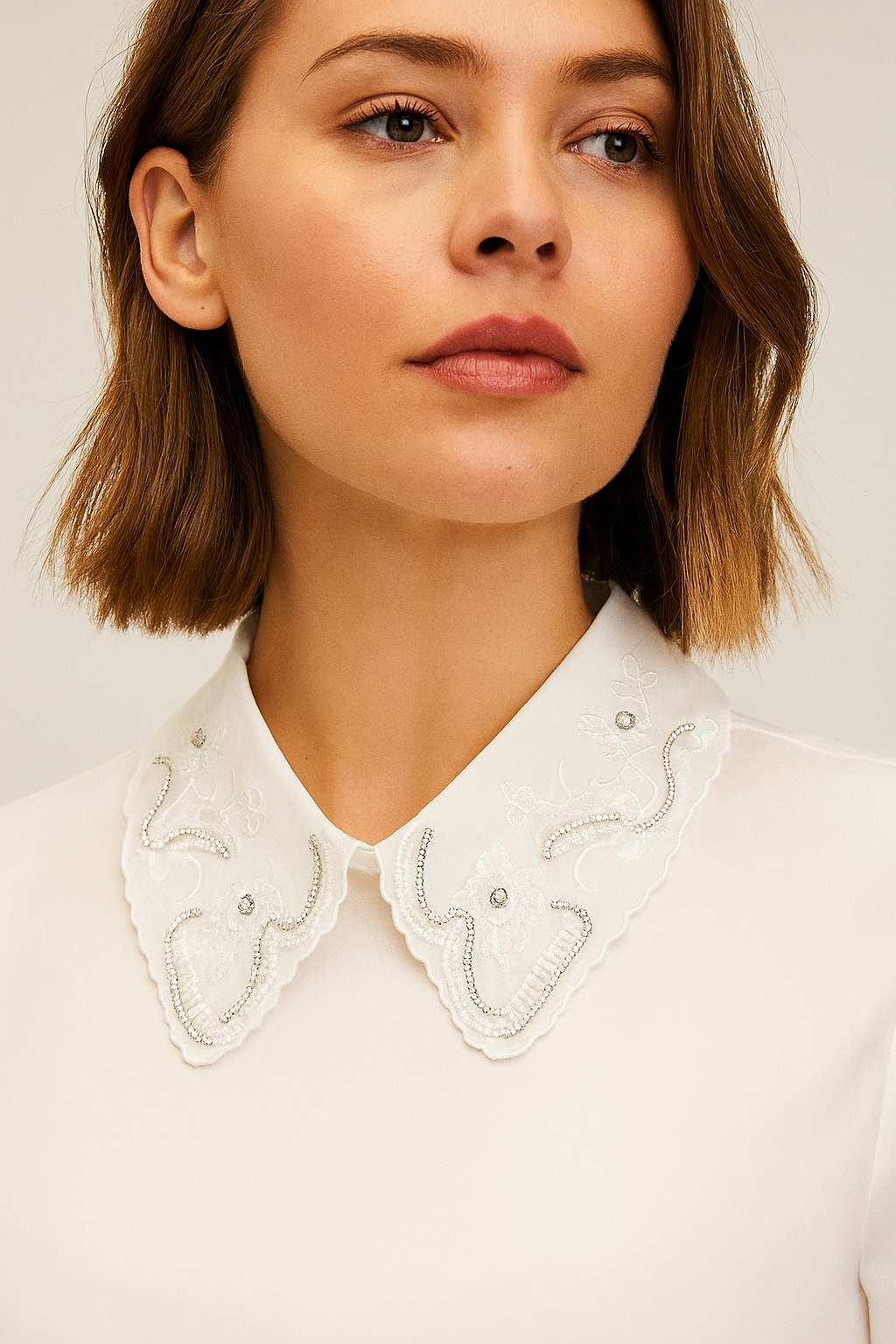 طوق كريستالي يدوي الصنع للنساء