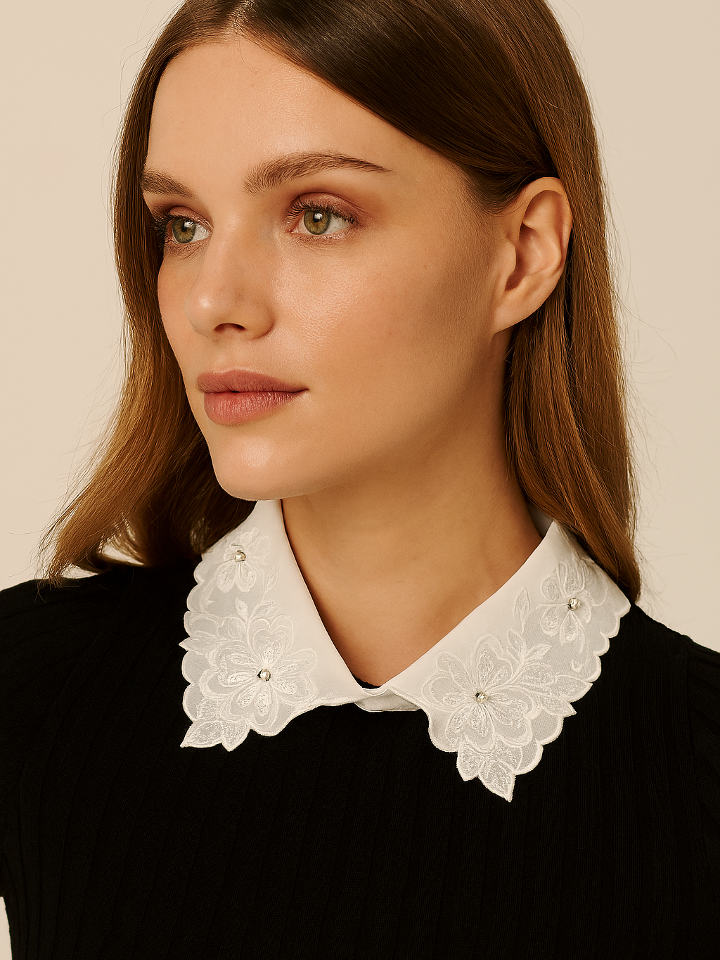 طوق نسائي مزخرف بالكريستال الزهري