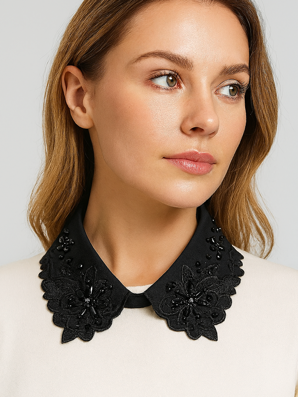 طوق نسائي مزخرف بالكريستال الزهري