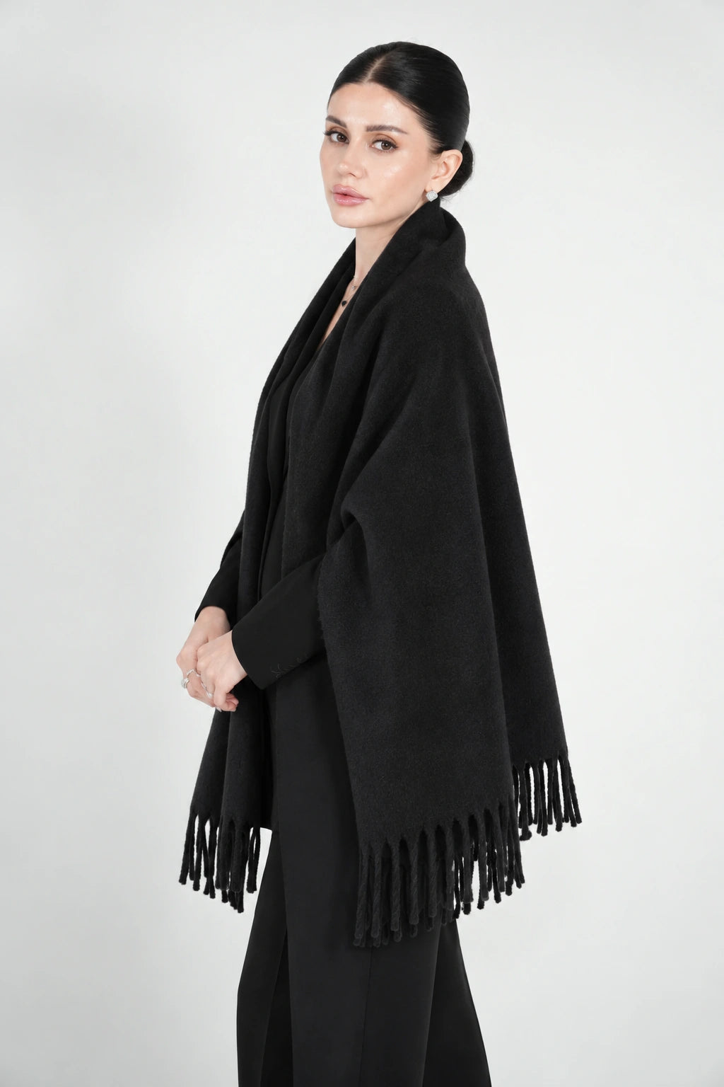 Original Wool Shawl – Black – side without glasses