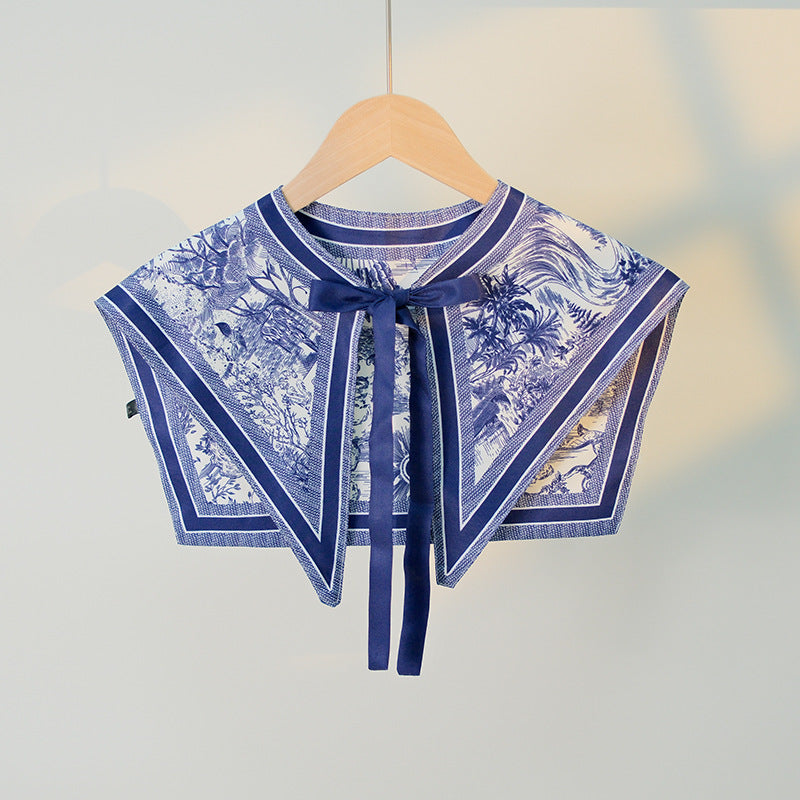 طوق ديكي مطبوع عليه نقشة حيوانية