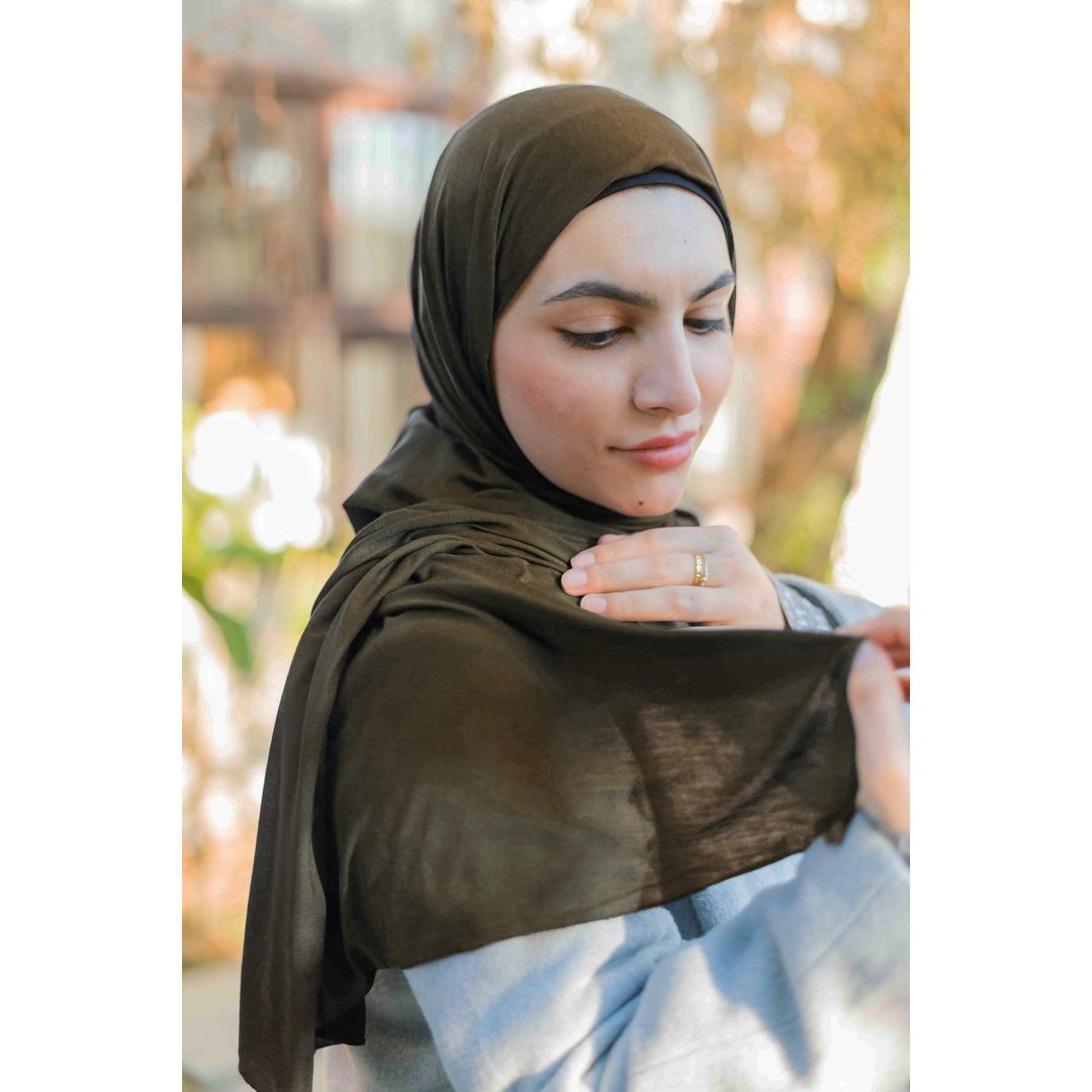 Kleenex Scarf 501 Kuwait lady