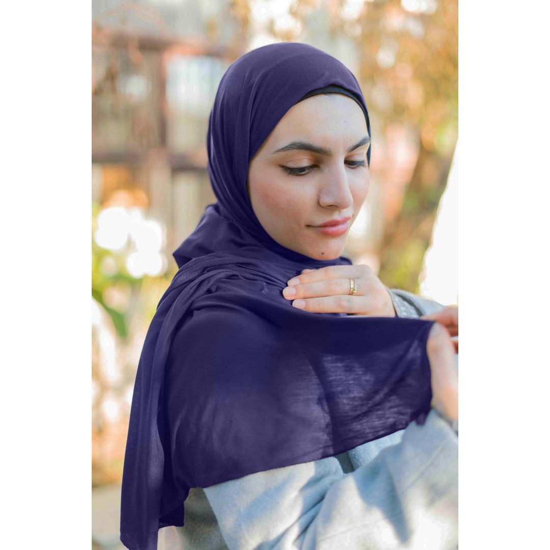 Kleenex Scarf 501 Kuwait lady